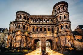 Porta Nigra มรดกแห่งจักรวรรดิโรมันในเมืองเทรียร์ ประเทศเยอรมนี